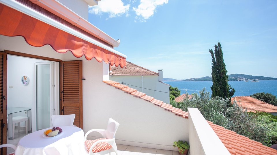 Prekrasna apartmanska kuća drugi red do mora u okolici Trogira!