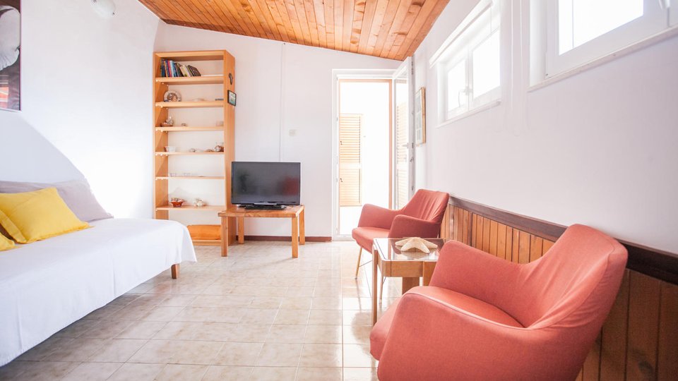 Wunderschönes Apartmenthaus in zweiter Reihe zum Meer in der Nähe von Trogir!