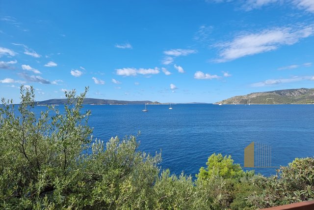 Building land in a prime location, south, first row by the sea on the island of Čiovo!