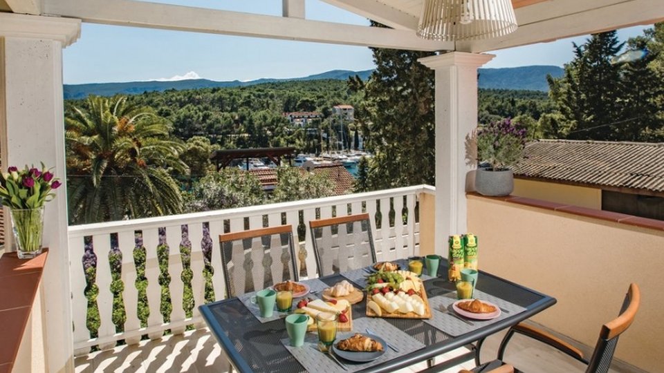 Beautiful apartment house with pool in Vrboska, Hvar!