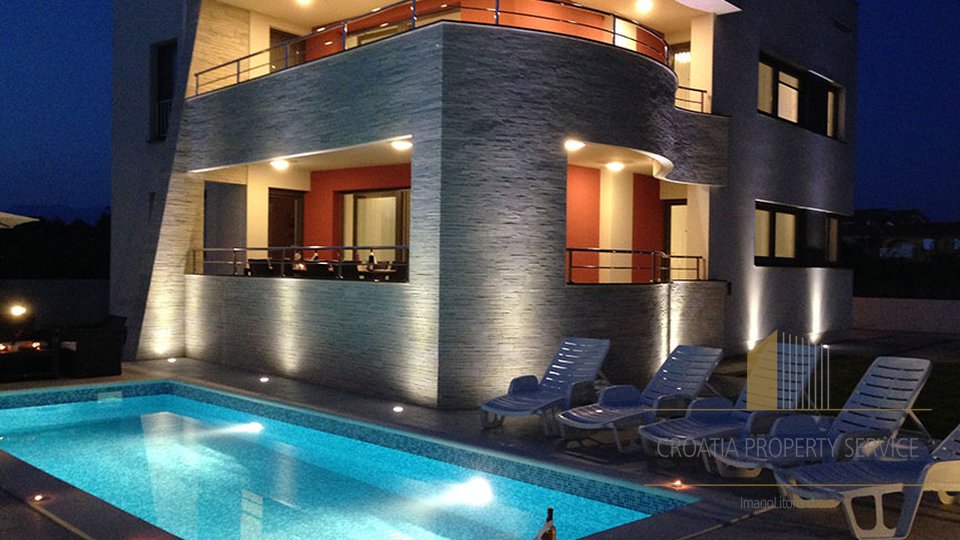 Schöne moderne Villa mit Pool befindet sich in einem kleinen und ruigen Ort in der Umgebung von Zadar!