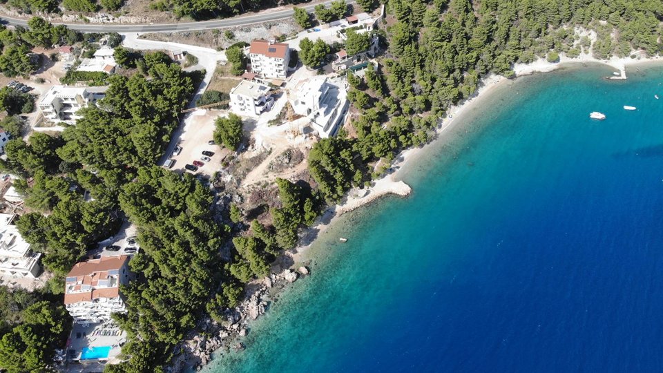 Exklusiver Agenturverkauf - Einzigartiges Baugrundstück mit Baugenehmigung, erste Reihe zum Meer an der Riviera von Omiš!