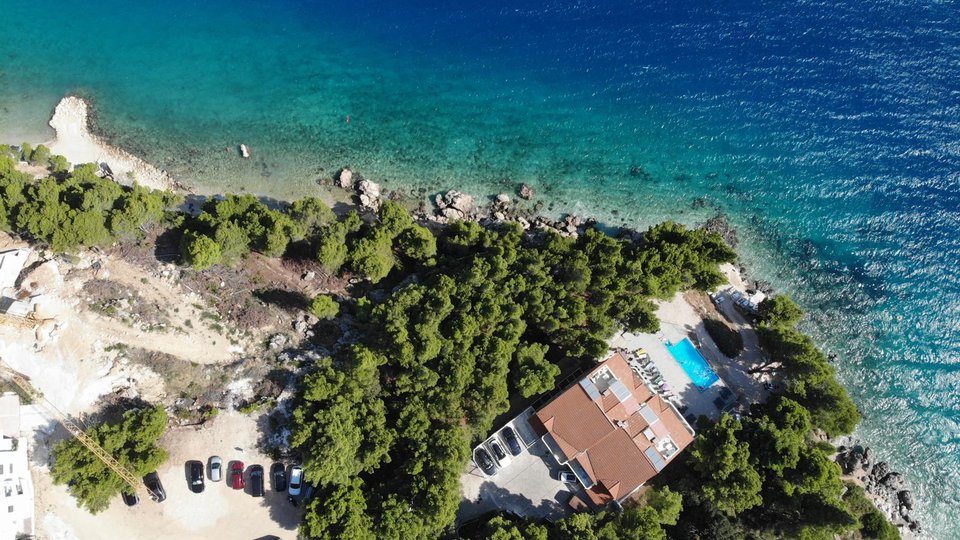 Eine einzigartige Villa in exklusiver Lage, erste Reihe zum Strand – Omiška Riviera! Exklusiver Verkauf!