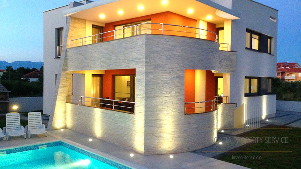 Schöne moderne Villa mit Pool befindet sich in einem kleinen und ruigen Ort in der Umgebung von Zadar!
