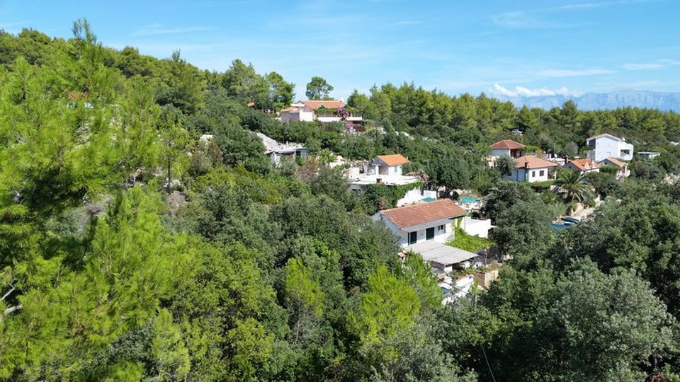 Apartment house in a great location 80 m from the sea on the island of Hvar!