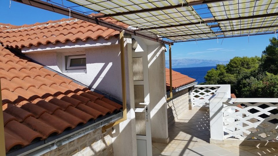 Apartment house in a great location 80 m from the sea on the island of Hvar!
