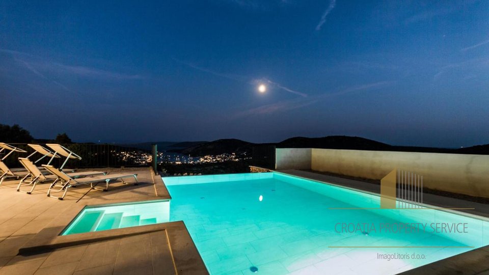 Luksuzna vila s panoramskim pogledom na morje v bližini Trogirja!