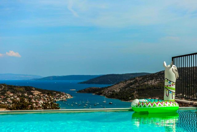 Luksuzna vila s panoramskim pogledom na morje v bližini Trogirja!