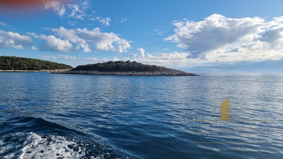 Красивый небольшой остров в непосредственной близости от побережья в окрестностях Сплита!
