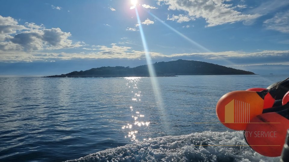 Eine wunderschöne kleine Insel ganz in der Nähe der Küste in der Nähe von Split!