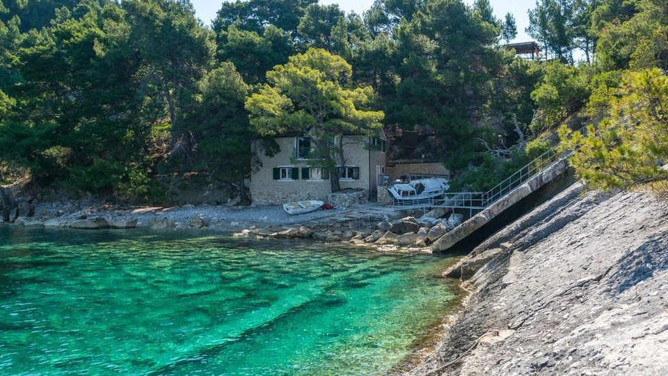 Prekrasna kamena kuća na ekskluzivnoj lokaciji prvi red uz more - otok Hvar!