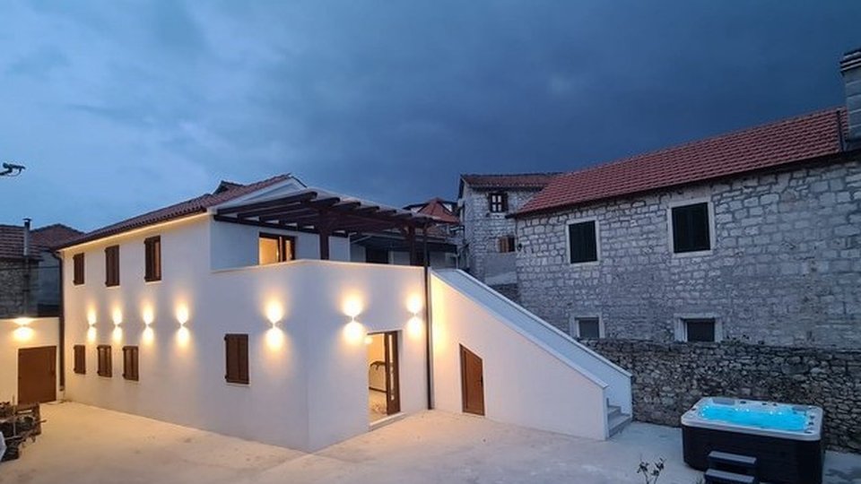 Новый элегантный дом в 160 м от пляжа в самом центре Елсы - острова Хвар!