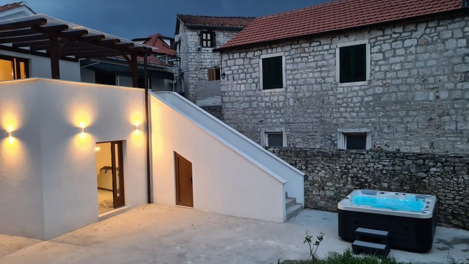 Nova elegantna kuća 160 m od plaže samom u centru Jelse – otok Hvar!