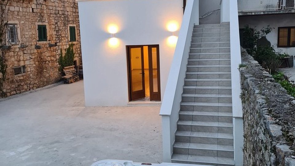 Nova elegantna hiša 160 m od plaže v samem centru Jelse - otok Hvar!