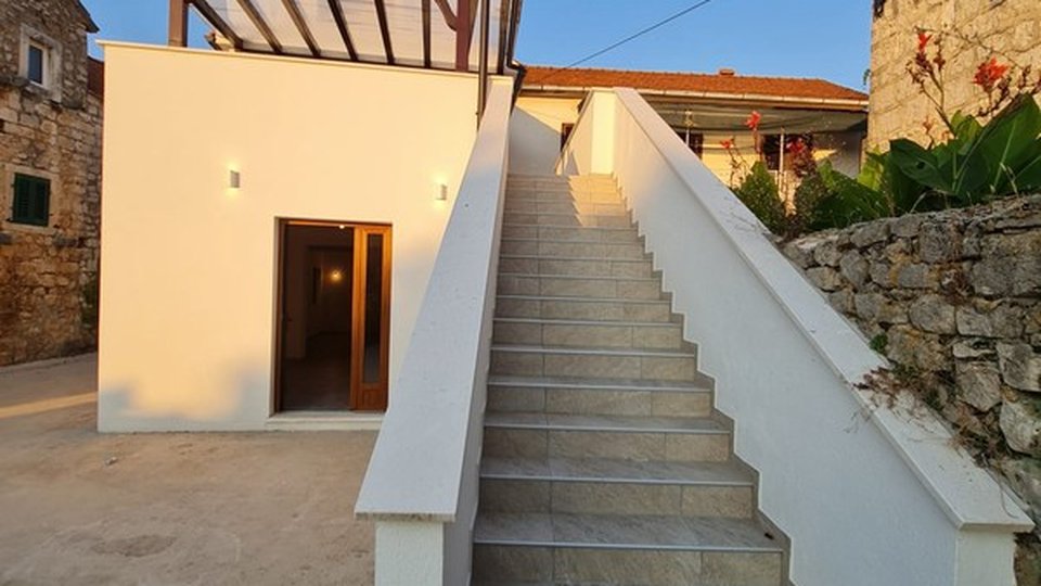 Новый элегантный дом в 160 м от пляжа в самом центре Елсы - острова Хвар!