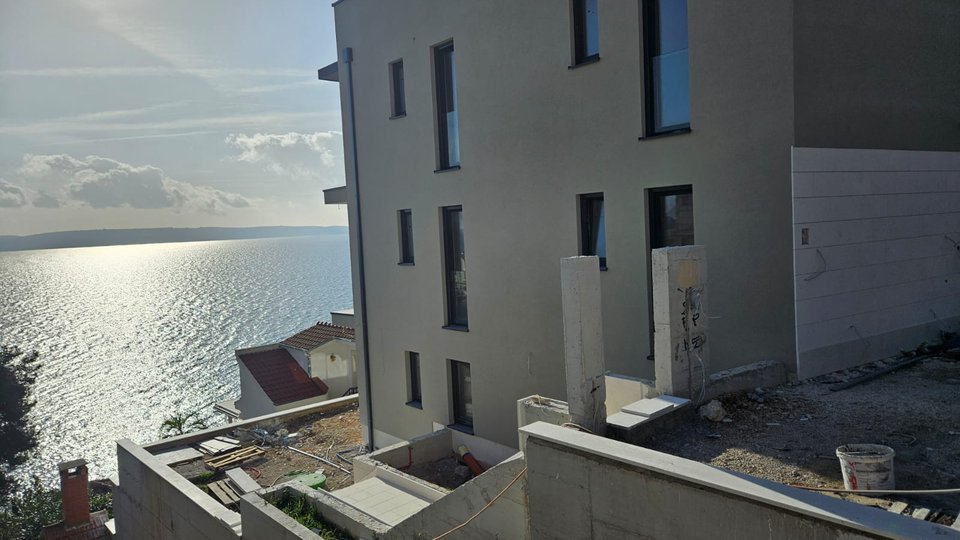 Роскошная двухуровневая квартира с бассейном в 60 м от пляжа - Чиово, Трогир!