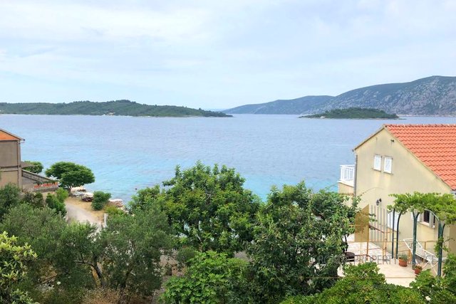Građevinsko zemljište s dvije kuće samo 40 m od mora - Korčula!