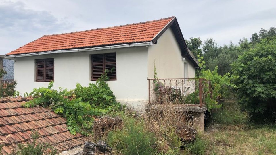 Baugrundstück mit zwei Häusern nur 40 m vom Meer entfernt – Korčula!