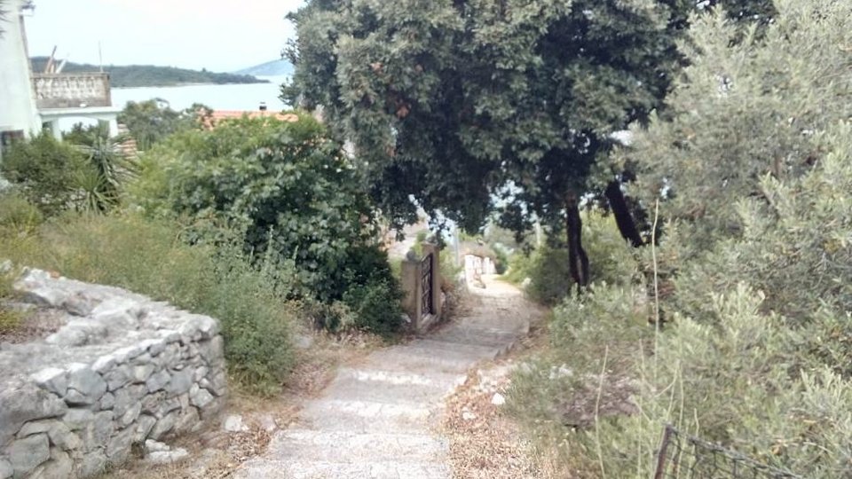 Baugrundstück mit zwei Häusern nur 40 m vom Meer entfernt – Korčula!
