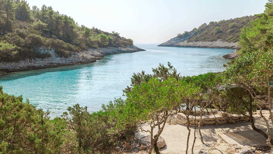 Attraktives Grundstück von 8.800 m2, 1. Reihe zum Meer auf der Insel Korčula!