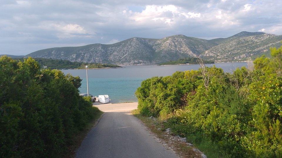 Außergewöhnliches Baugrundstück nur 50 m vom Meer entfernt - Račišće, Korčula!