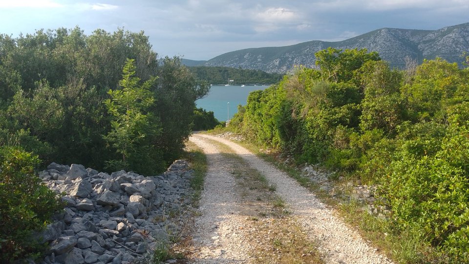 Außergewöhnliches Baugrundstück nur 50 m vom Meer entfernt - Račišće, Korčula!