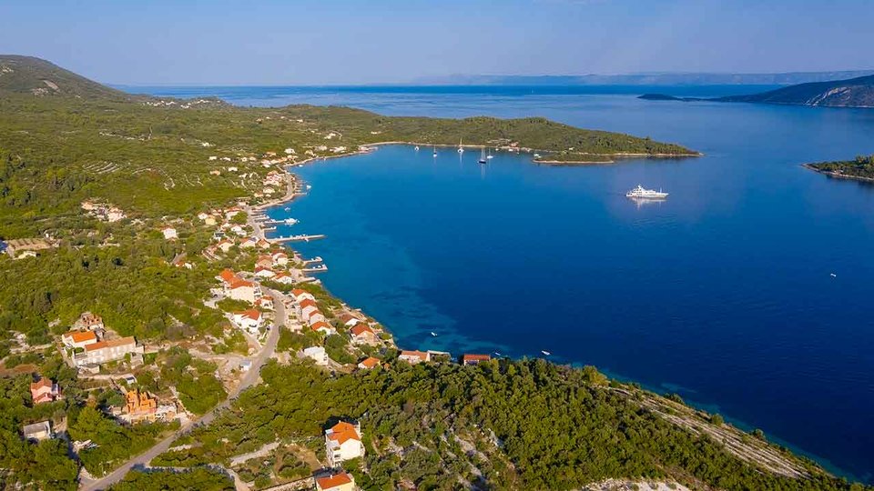 Izuzetno građevinsko zemljište samo 50 m od mora - Račišće, Korčula!