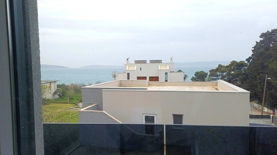 Atraktivno stanovanje v moderni novogradnji 100 m od plaže v bližini Splita!