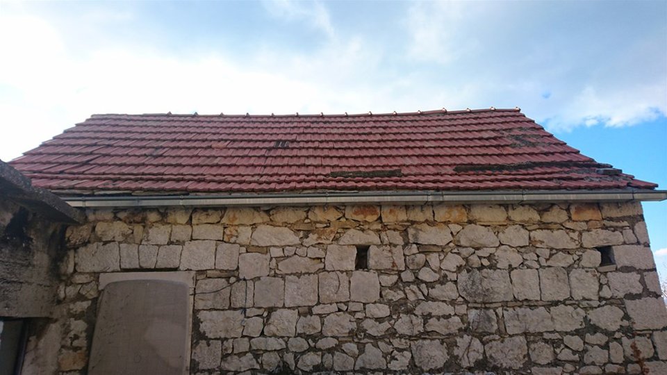 Каменный дом с большим потенциалом и панорамным видом на море в окрестностях Сплита!