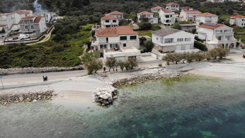 Эксклюзивный оазис на берегу моря – дом с двумя апартаментами в очаровательном месте на Чиово!