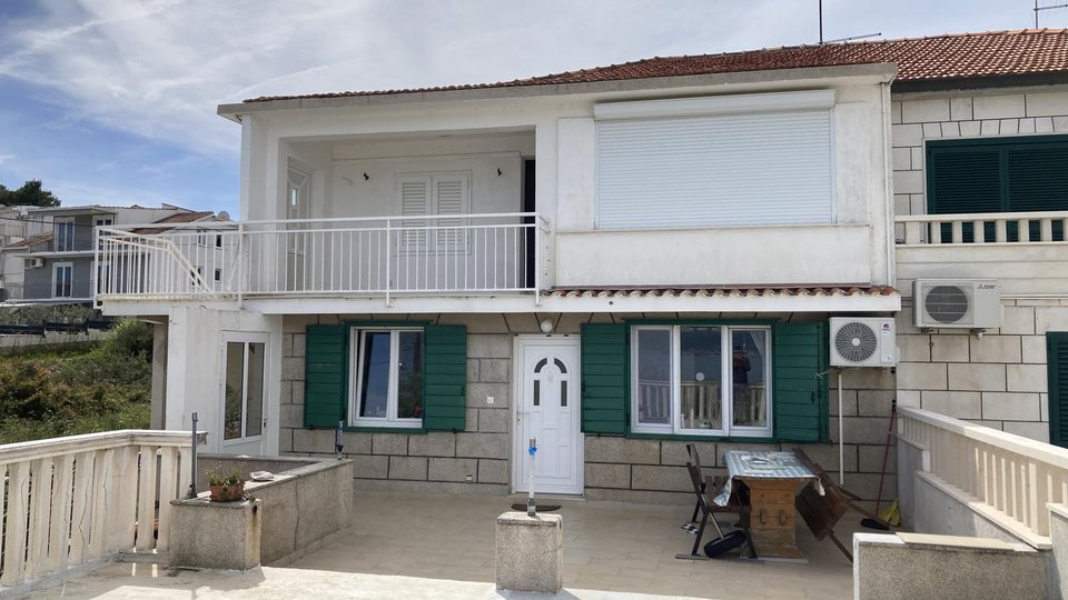 Eine exklusive Oase am Strand – ein Haus mit zwei Wohnungen in bezaubernder Lage auf Čiovo!