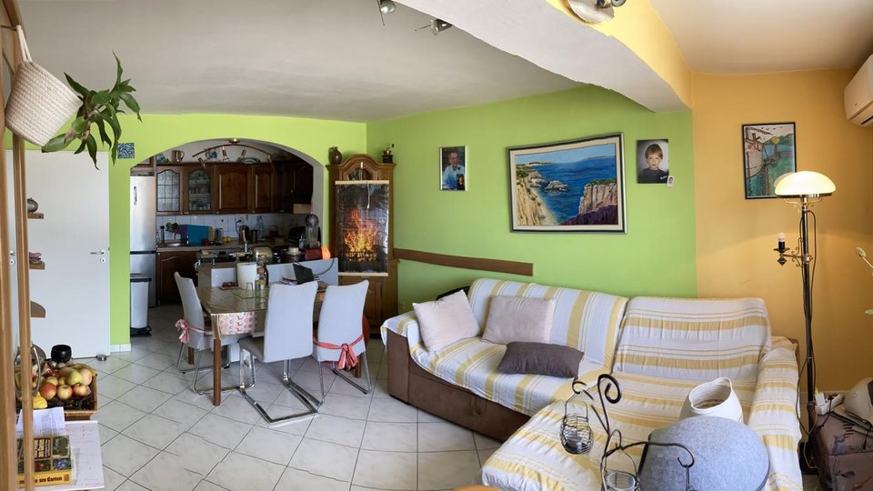 Ekskluzivna oaza uz plažu – kuća sa dva stana na očaravajućoj lokaciji na Čiovu!