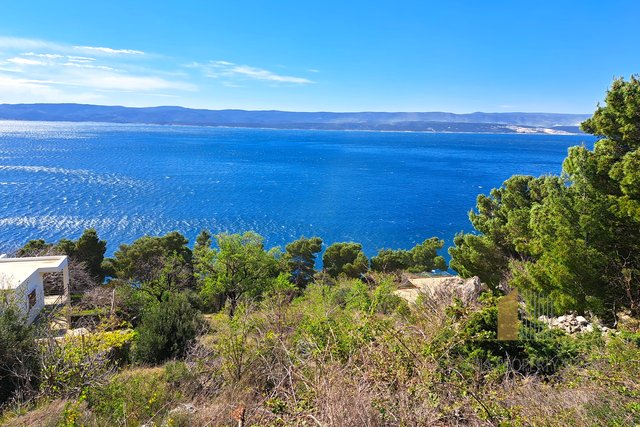 Attractive land of 4100 m2, first row to the sea in the vicinity of Omiš!