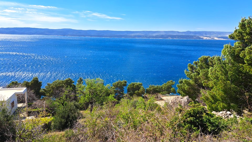 Attractive land of 4100 m2, first row to the sea in the vicinity of Omiš!