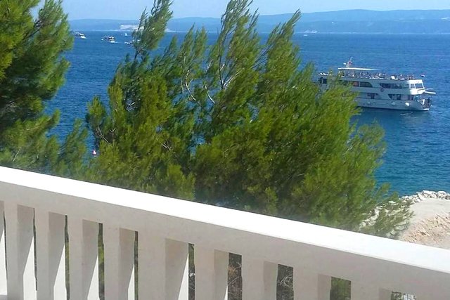 Luxurious villa with great potential, first row by the sea in the vicinity of Split!