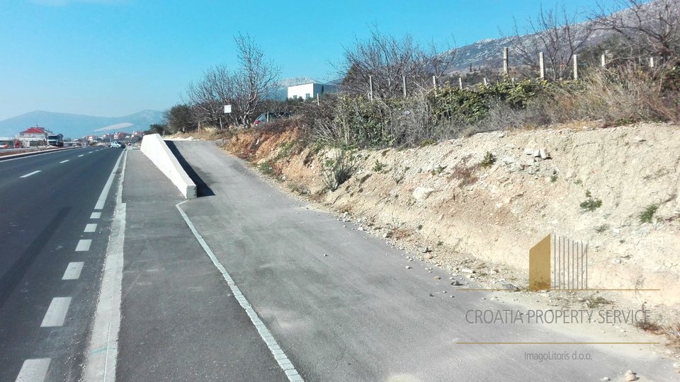 CONSTRUCTION LAND IN KAŠTEL GOMILICA NEAR THE HIGHWAY!
