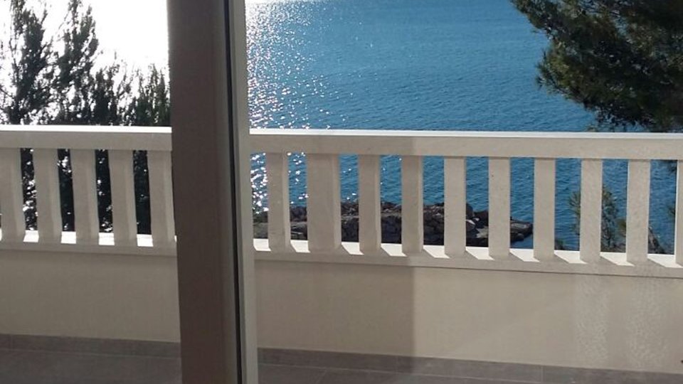Luxurious villa with great potential, first row by the sea in the vicinity of Split!