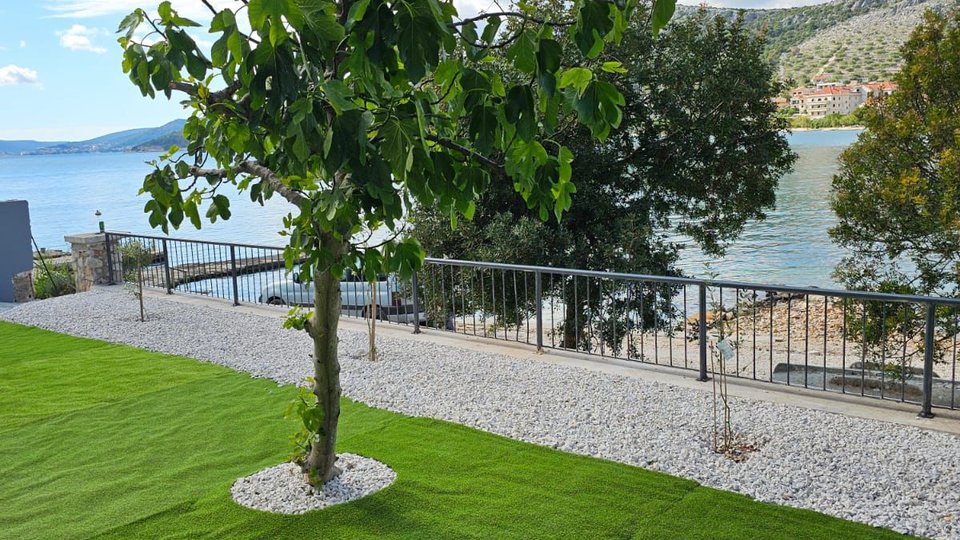 Новая роскошная вилла с тремя апартаментами рядом с пляжем недалеко от Трогира!