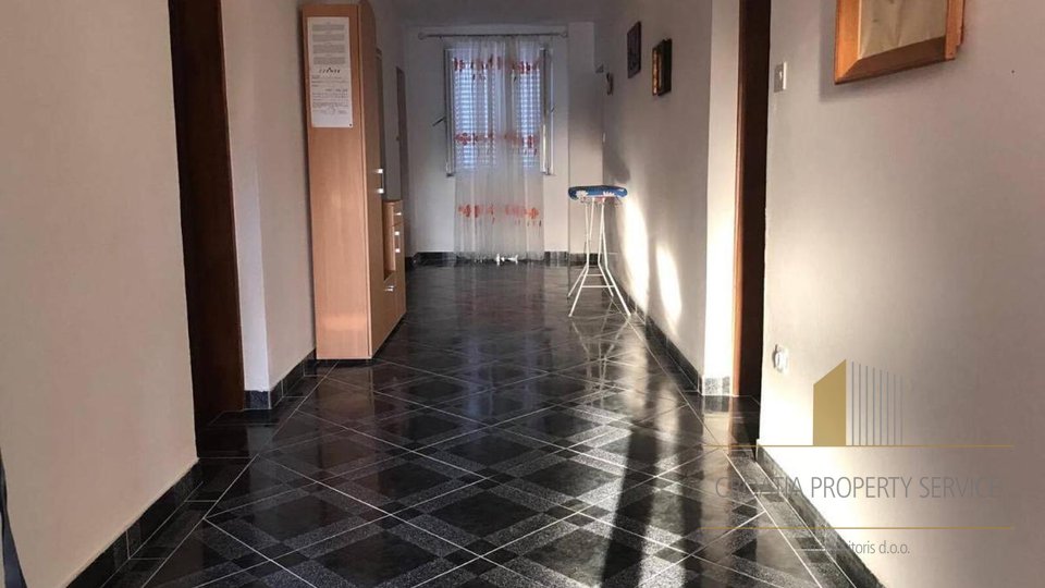 Prostorna apartmajska hiša 50 m od plaže v bližini Zadra!