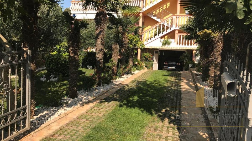 Prostorna apartmajska hiša 50 m od plaže v bližini Zadra!