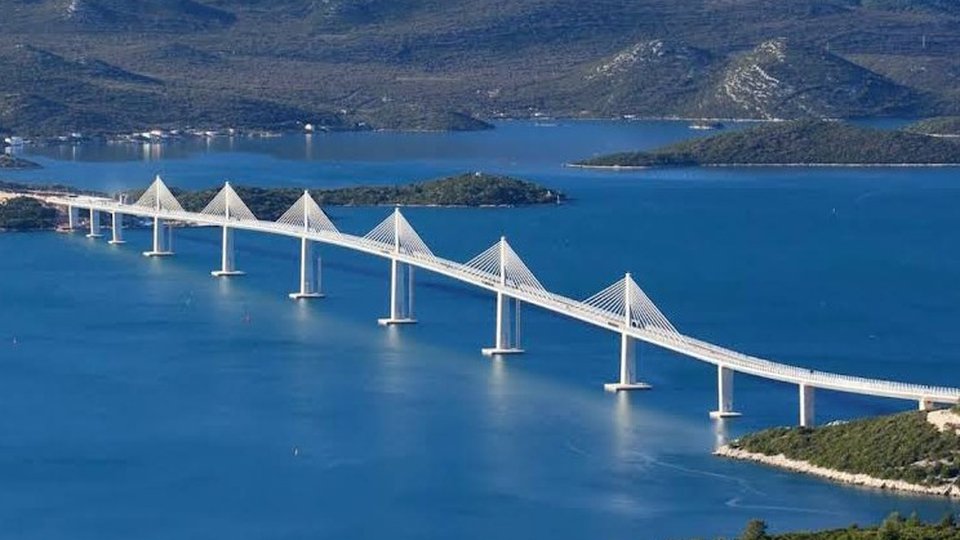 Turističko naselje s hotelom prvi red do plaže - Klek!