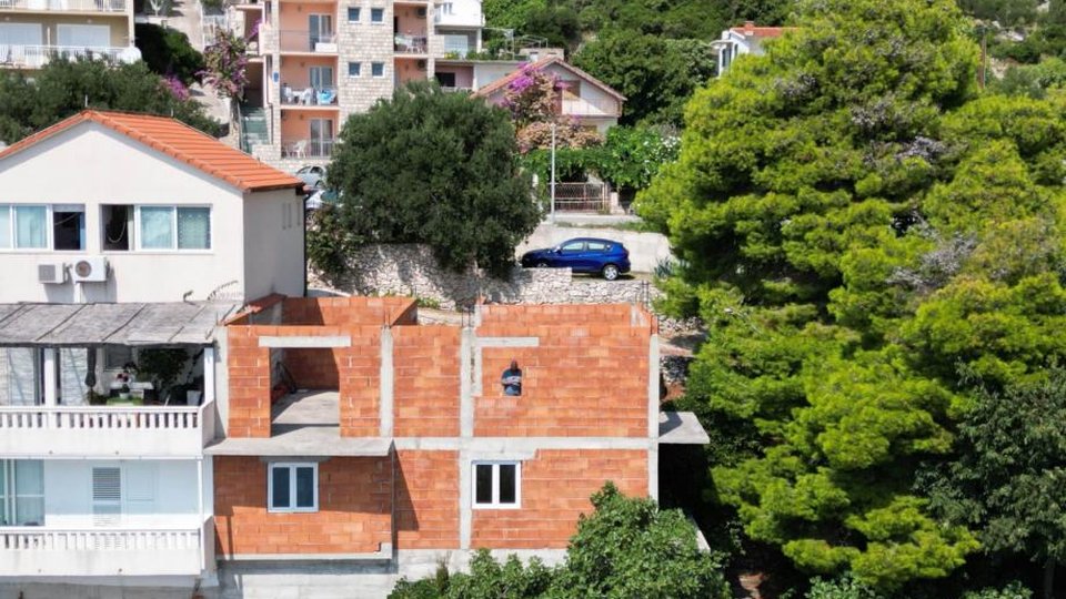 Im Bau befindliches Haus mit großem Potenzial, zweite Linie zum Strand - Podaca!