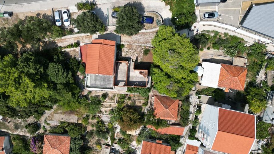 Im Bau befindliches Haus mit großem Potenzial, zweite Linie zum Strand - Podaca!