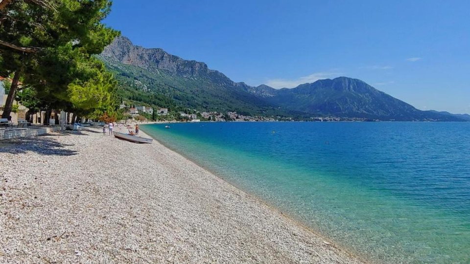 Im Bau befindliches Haus mit großem Potenzial, zweite Linie zum Strand - Podaca!