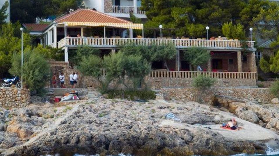 Attractive pension in an exclusive location by the sea on the island of Hvar!