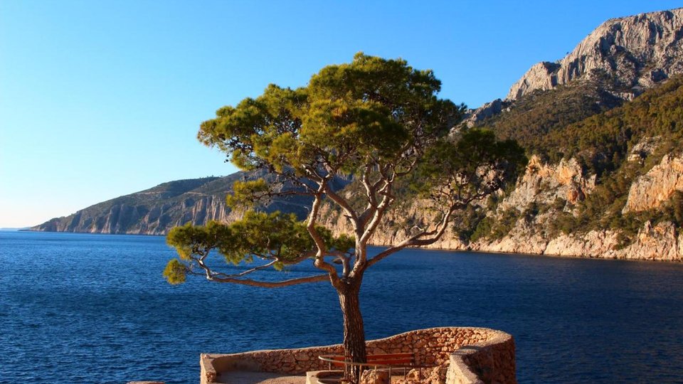 Attractive pension in an exclusive location by the sea on the island of Hvar!