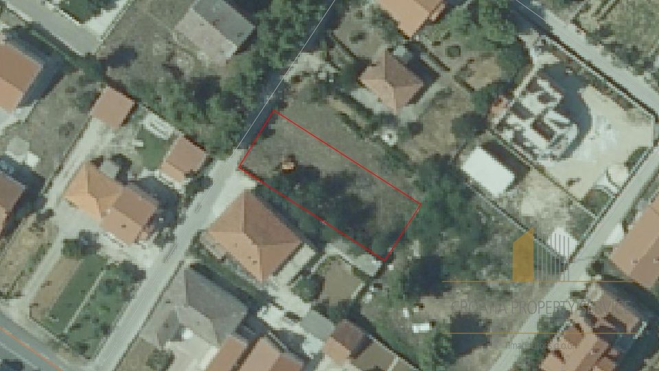 LAND SURFACE 583 M2 IDEAL FOR BUILDING A LITTLE FAMILY HOUSE, PRIVLAKA