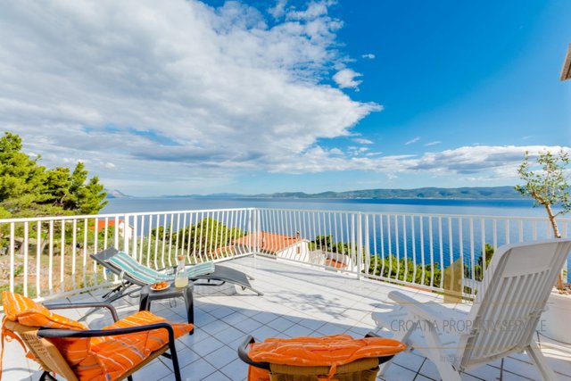 Wunderschönes Apartmenthaus mit Meerblick an der Riviera von Omiš!