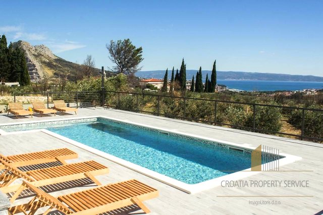 Elegantna vila s panoramskim pogledom na more u blizini Splita!