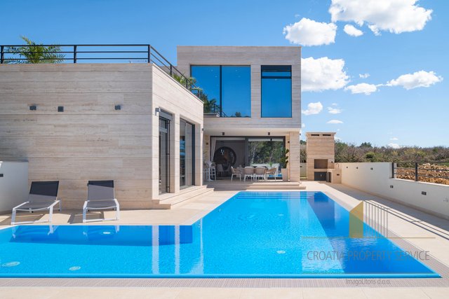 Elegant villa with a panoramic view of the sea near Zadar!